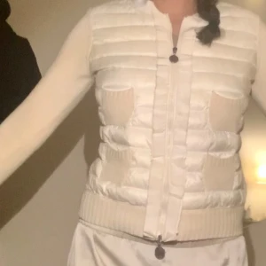 Moncler cardigan  - Väldigt många som är intresserade! Så det är först till kvarn eller högst bud!🥰❤️ Funderar på att sälja denna super fina krämvita Moncler cardigan då jag behöver pengar😭gammal modell så väldigt svår att få tag i, en defekt vid armhålan som inte syns och går lätt att sy ihop🥰 verkligen en dröm cardigan😩🙏🥹💖storlek S men passar också M! Kom med prisförslag då är lite osäker om jag vill sälja🙏🥰Nypris ca 9000 - 9500kr! Möts helst upp i sthlm men kan posta via plicks köp nu funktion eller med PostNord💖