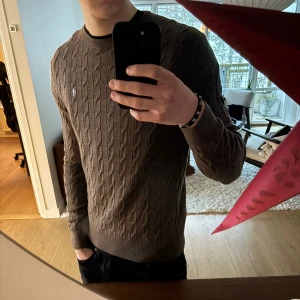 Brun kabelstickad tröja från Morris - En riktigt skön tröja nu till vintern ifrån Morris i 100% merinoull. Brun, storlek M men passar en S. Nypris runt 1500 kr. Hör av dig vid frågor eller liknande✌️