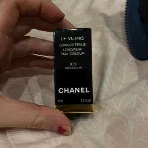 Chanel Le Vernis Longwear Nail Colour 955 Inspiration - Chanel Le Vernis Longwear Nail Colour i nyansen 955 Inspiration. Nagellacket kommer i en elegant svart förpackning med guldiga detaljer och innehåller 13 ml. Aldrig använts. Nypris 412