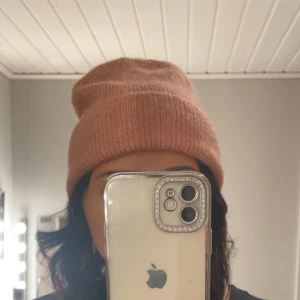 Rosa stickad mössa - Säljer en mysig rosa stickad mössa med ribbad design. Mössan är från Åhléns och knappt använd. Hör av dig för fler bilder, prisförslag m.m. 
