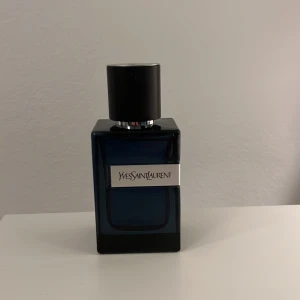 Yves Saint Laurent Y Eau de Parfum Intense - Säljer en  Yves Saint Laurent Eau de Parfum Intense. Parfymen kommer i en 60 ml flaska. Säljer pga fel doft för mig och fick den som present och kunde ej lämna tillbaks. Använd ett sprut annars helt ny! Skriv privat för frågor! 
