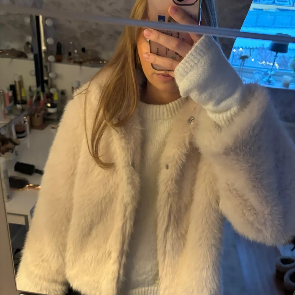 Säljer en supermjuk och fluffig vit pälsjacka från Vero Moda köpt på Nelly. Aldrig använd med prislappen kvar!! Köpt för 900kr🙏🏻. Takit.
