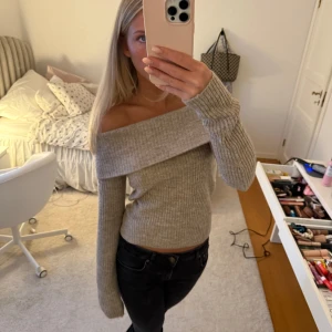 Off shoulder tröja - Såå snygg off shoulder tröja!!!❤️‍🔥❤️‍🔥❤️‍🔥 helt ny!
