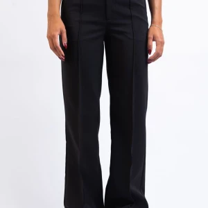 Svarta kostymbyxor från Madlady - Svarta kostymbycor från Madlady. Modell Sally. Storlek M, längd 32.