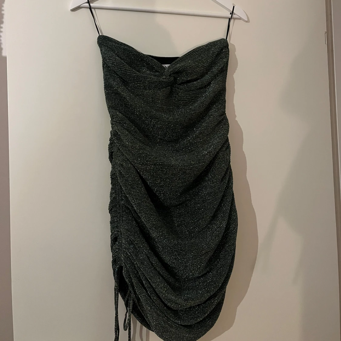 Glittrig adoore klänning - 1