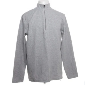 Grå tröja med dragkedja från These Glory Days - Säljer en stilren grå tröja från These Glory Days med dragkedja och hög krage. 