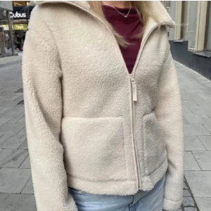 Beige teddyjacka med dragkedja - Säljer dena super mysiga teddy jackan från H&M som inte går ock köpa längre 🩷