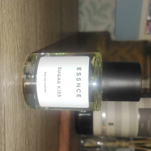 Essence Sugar Kiss Eau de Parfum - Säljer en flaska Essence Sugar Kiss Eau de Parfum. Parfymen är knappt inte använd, enbart för att se hur den doftade. 