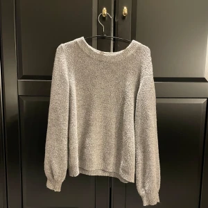 Grå stickad tröja - Super snygg grå stickad tröja från object! Kommer inte till användning. Storlek S, nypris 499