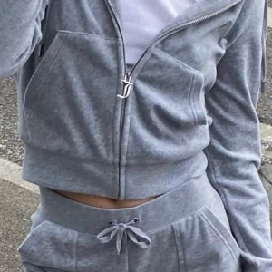 Juicy Couture set - Säljer grått set från Juicy Couture!! Använt fåtal gånger  så inga defekter!!❤️❤️Nyskick!😍 Båda delarna är i xxs🧸🥳