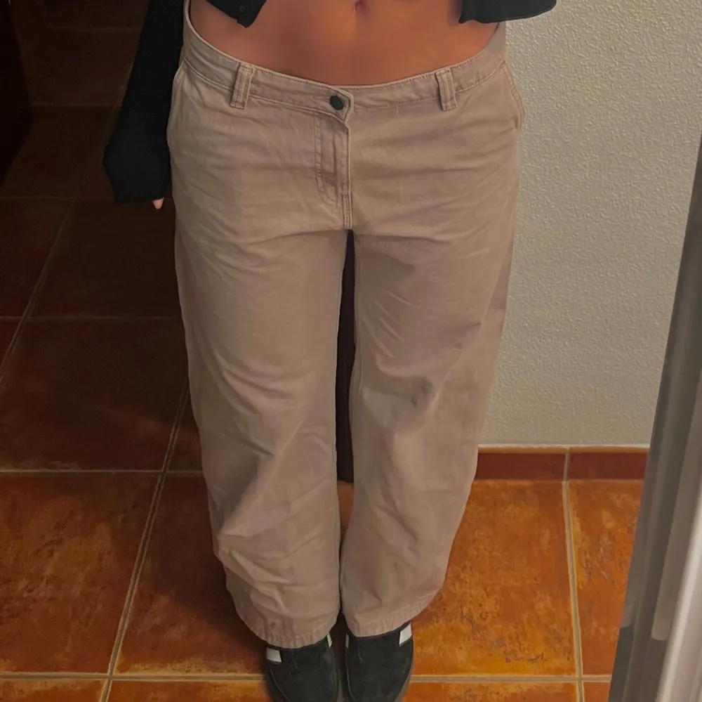 Snygga beige cargobyxor med loose fit frĂ„n Weekday. I nyskick đ€. Farkut & Housut.