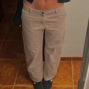 Beige cargobyxor - Snygga beige cargobyxor med loose fit från Weekday. I nyskick 🤎