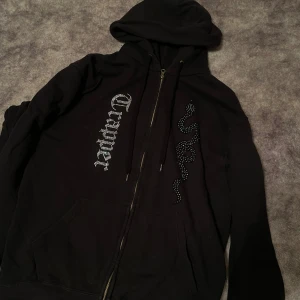 Rihnstones Tröja - Tjena säljer nu min rihnstones tröja då den aldrig används, köpte av” Made by trappers ” tröjan är i mycket gott skick!         300kr.              Storlek M men kan även passa S