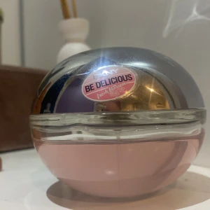 Be Delicious Fresh Blossom från DKNY - Säljer en Be Delicious Fresh Blossom parfym från DKNY. Flaskan har en unik rund form med en silverfärgad topp och rosa vätska. Perfekt för den som älskar fräscha och blommiga dofter. Flaskan rymmer 100 ml.