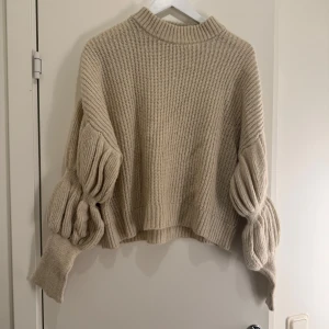 Stickad tröja med fina ärmar - Stickad tröja med superfina ärmar. Alltid fått komplimanger för tröjan men inte min stil längre. Använd några gånger men är i bra skick utan vidare täcken på användning. Storlek L men passar allt från XS-L beroende på hur man vill att den ska sitta. Jag är normalt en XS-S på tröjor