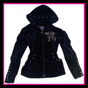 Tröja med rhinestones🩷 - Jag säljer denna snygga svarta zip hoodie i storlek S/M, då den inte kommer till användning. Några rhinestones har lossnat som man ser på bilderna, annars super bra skick!💗 