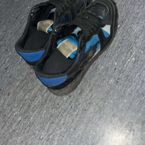 Svart blåa rockrunners  - Svart blåa valentino rockrunners i helt okej skick! Strl 43! Med en avslappnad känsla på skorna så funkar dom till både festligare outfits och avslappnade! Hör av dig vid frågor osv!😀