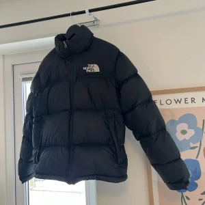  The North Face nuptse jacka - Storlek medium. Inga skador eller liknande, bra skick men använd 