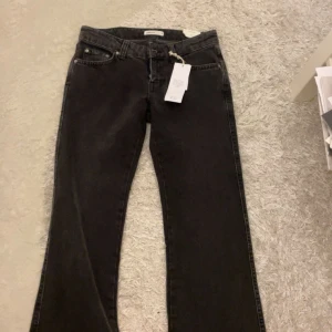 Jeans från Gina Tricot  - Säljer nya jeans från Gina Tricot i storlek 36. Helt nya med prislapp. Originalpriset är 500kr. Så 100kr rabatt vid detta köp! 