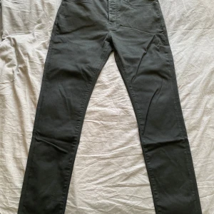Svarta skinny jeans från COS 32/32 - Snygga svarta skinny jeans från COS med låg midja. Perfekta för en stilren look. De har en klassisk design med fem fickor och dragkedja. Nära nyskick 