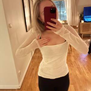 Säljer en stilren vit långärmad topp från Gina Tricot. Toppen har en tight passform och är tillverkad i ett lätt och bekvämt material. Perfekt för lager-på-lager eller som den är.