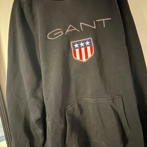 Gant hoodie (svart) - Säljs då den inte anänvds och jag har växt ur den, den är knappt använd och i bra skick. Skriv om ni har några frågor. Köparen står för frakten