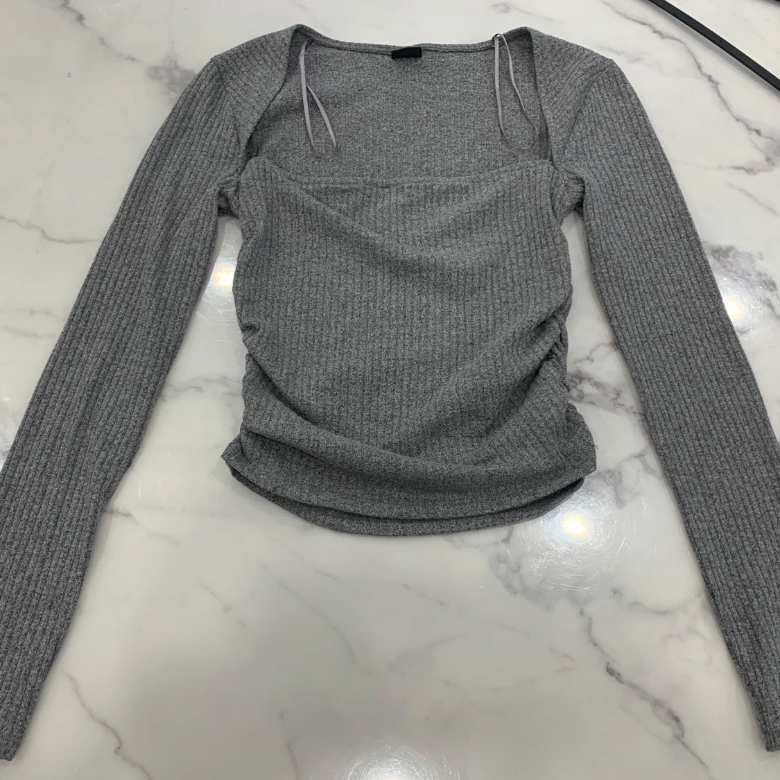 Grå ribbad tröja från Gina Tricot