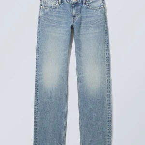 Weekday Ljusblå jeans - Snygga ljusblå jeans med en klassisk straight passform. Perfekta för en avslappnad stockholmsstil. De har en traditionell femficksdesign och knappgylf. Ej använda!