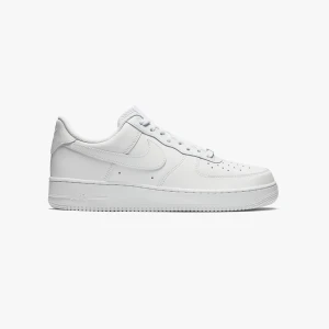 Vita Nike Air Force sneakers - Jag säljer mina fina Klassiska vita Nike Air Force sneakers i storlek 36. Skorna är knappt använda och är i superfint skick! Säljes för de inte kommer till användning. Inköpta på Sneakers and stuff i Stockholm för 1200:- 