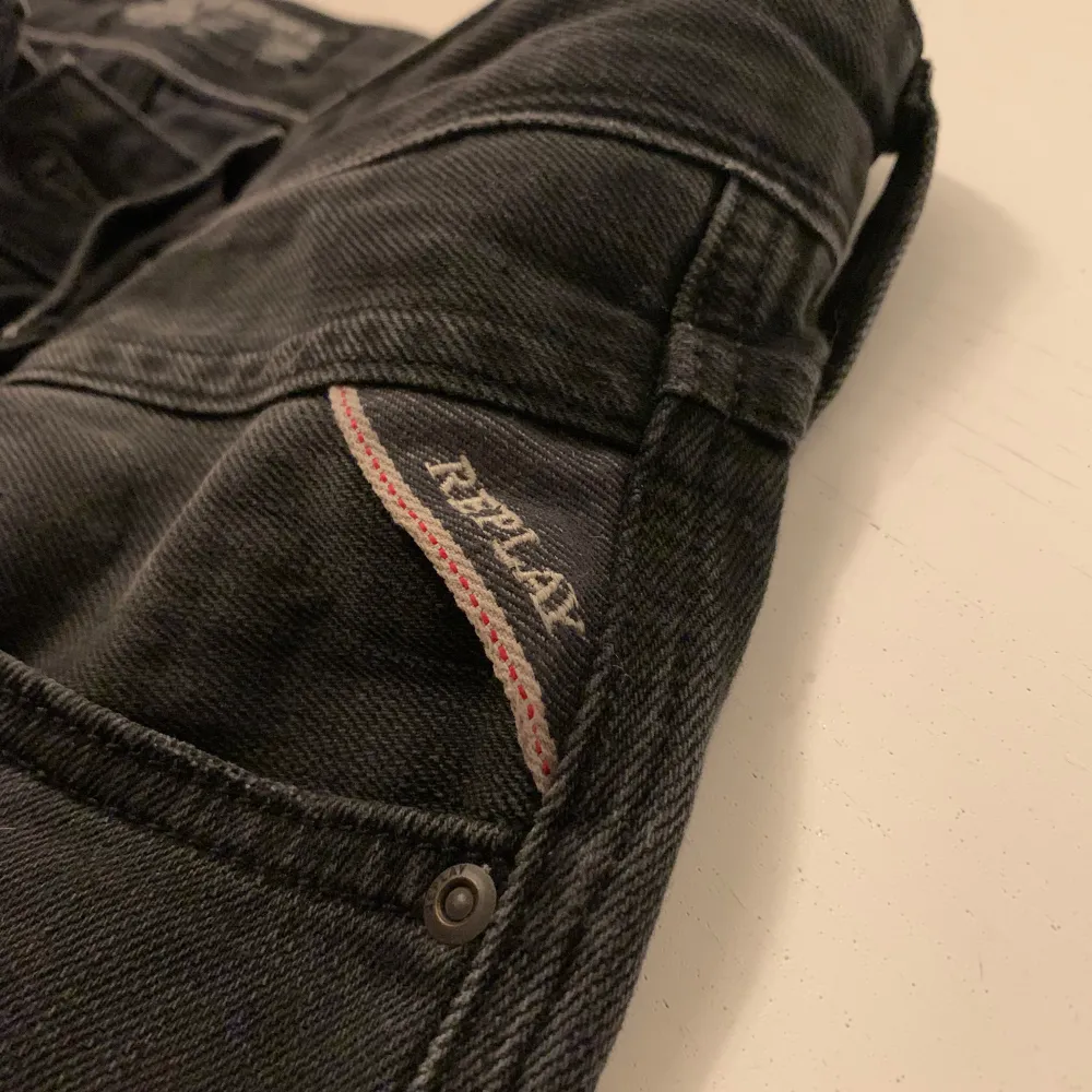 Snygga svarta Replay Anbass jeans med en modern passform. De har en klassisk femficksdesign och subtila slitningar för en trendig look. Perfekta för en stilren vardagsoutfit. Midje storleken är 30 men sitter mer som 29. Farkut & Housut.