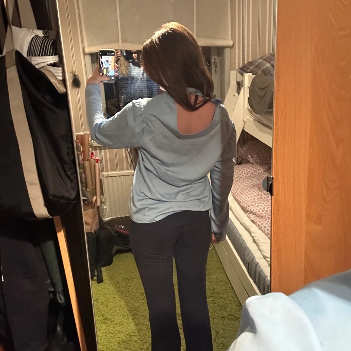 Ljusblå blus med öppen rygg - 90