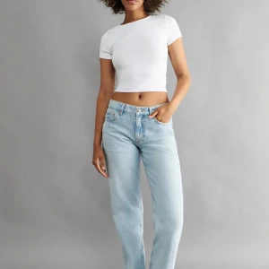 Ljusa jeans - Lågmidjade straight jeans från Ginatricot. Storlek 32. Använda en gång.