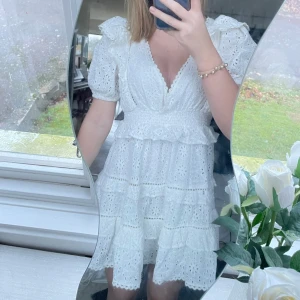 Vit studentklänning  - Säljer mina superfina studentklänning i väldigt bra skick, perfekt till studenten eller annat firande, inga fläckar eller liknande 🩷 slutsåld överallt, nypris:800kr🩷