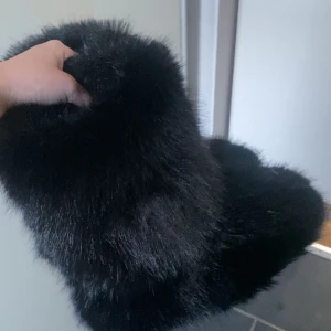 Svarta fluffiga boots - Säljer ett par fina svarta fluffiga boots med pälsmaterial för jag vet inte hur jag ska styla dom så dom används aldrig. Perfekta för att hålla fötterna varma och stiliga under kalla dagar. Dom är jätte varma och knappt använda. Jag har vanligtvis 36,5/37 i skor dessa är i 36 och passar mig perfekt. Pris kan diskuteras 