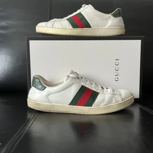 Gucci ace skor - Säljer nu dessa tvär feta Gucci ace skor de är i skin så passar perfekt till vintern, dustbag samt låda samt alla Gucci enblem medföljer