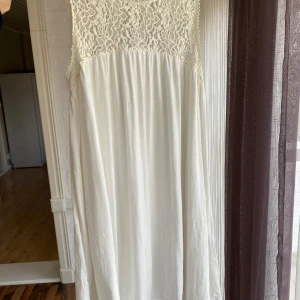Vit klänning - Enkel klänning från Gina Tricot med créme vit spets och kritvitt tyg. Storlek M men passar även S och L pga den lösare passformen💞
