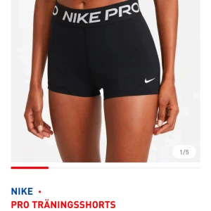Svarta Pro träningsshorts från Nike - Snygga och bekväma svarta träningsshorts från Nike med vit logga och bred resår i midjan. Perfekta för intensiva träningspass. Använt mycket men är i bra Skick! Bästa träningsshortsen! Köpte för 379 kronor och säljer för 200! Köp! Köp! Köp!