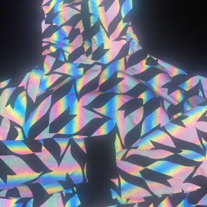 Reflekterande hoodie med mönster - Säljer en unik siksilk reflekterande hoodie med ett iögonfallande mönster i regnbågsfärger.  har en huva, perfekt för att sticka ut i mängden. Den är både stilren och funktionell. Den har tyvärr minskats i tvätten men funkar fortfarande 