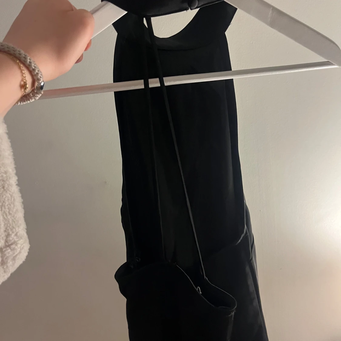 Svart miniklänning i halterneckmodell - 91