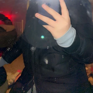 2 Parajumper jacka  - Två parajumpers , en är ett hål i på armen, annars fin och skön den andra har inga skador .