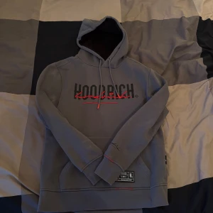 Hoodrich hoodie - Säljer en stilren grå hoodie från Hoodrich. Knappt använd och ser ut som ny. 