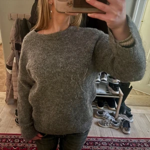 Grå stickad tröja från Lindex  - Säljer en super mysig grå stickad tröja från Lindex i storlek XS men funkar även som S. Perfekt för kyliga dagar och enkel att matcha med olika outfits. Tröjan är använd och därav lite nopprig, kvaliteten på tröjan är fortfarande mycket bra. Säljer för att den inte kommer till användning.