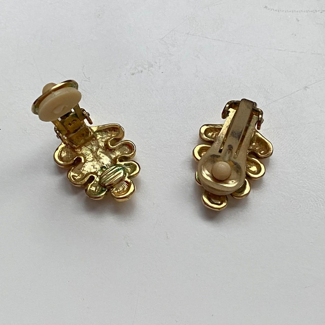 Guldfärgade lövformade örhängen - 90