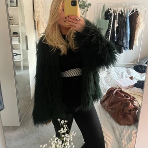 Mörkgrön pälsjacka från Zara - Mörkgrön pälsjacka/fuskpälsjacka från Zara i storlek s. Jättebra skick förutom hål i innefodret på två ställen, ingenting som märks eller syns när man har på jackan 🌟 Supersnygg perfekt till vinter eller vår💗💗