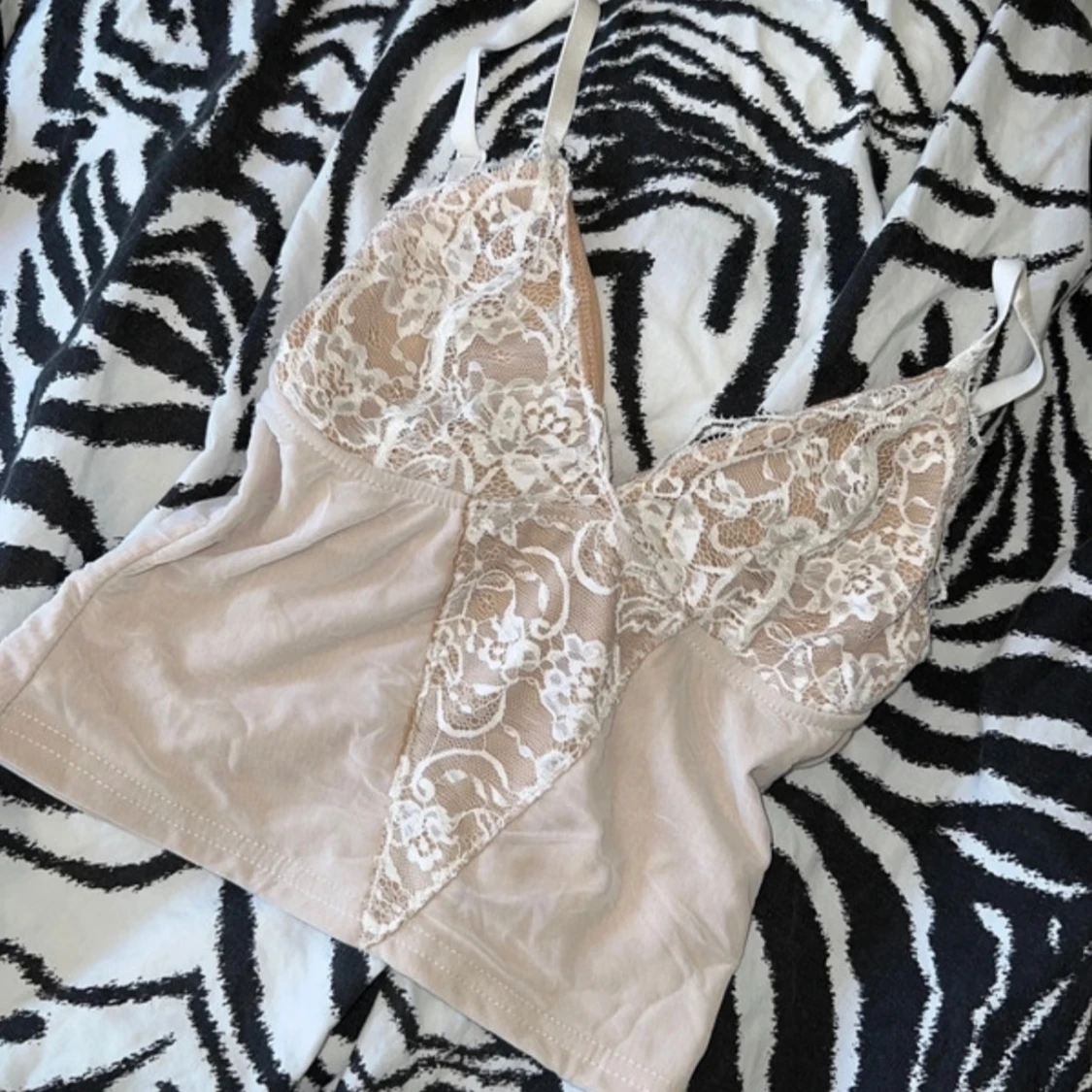 Beige spetslinne från Bik Bok - 90