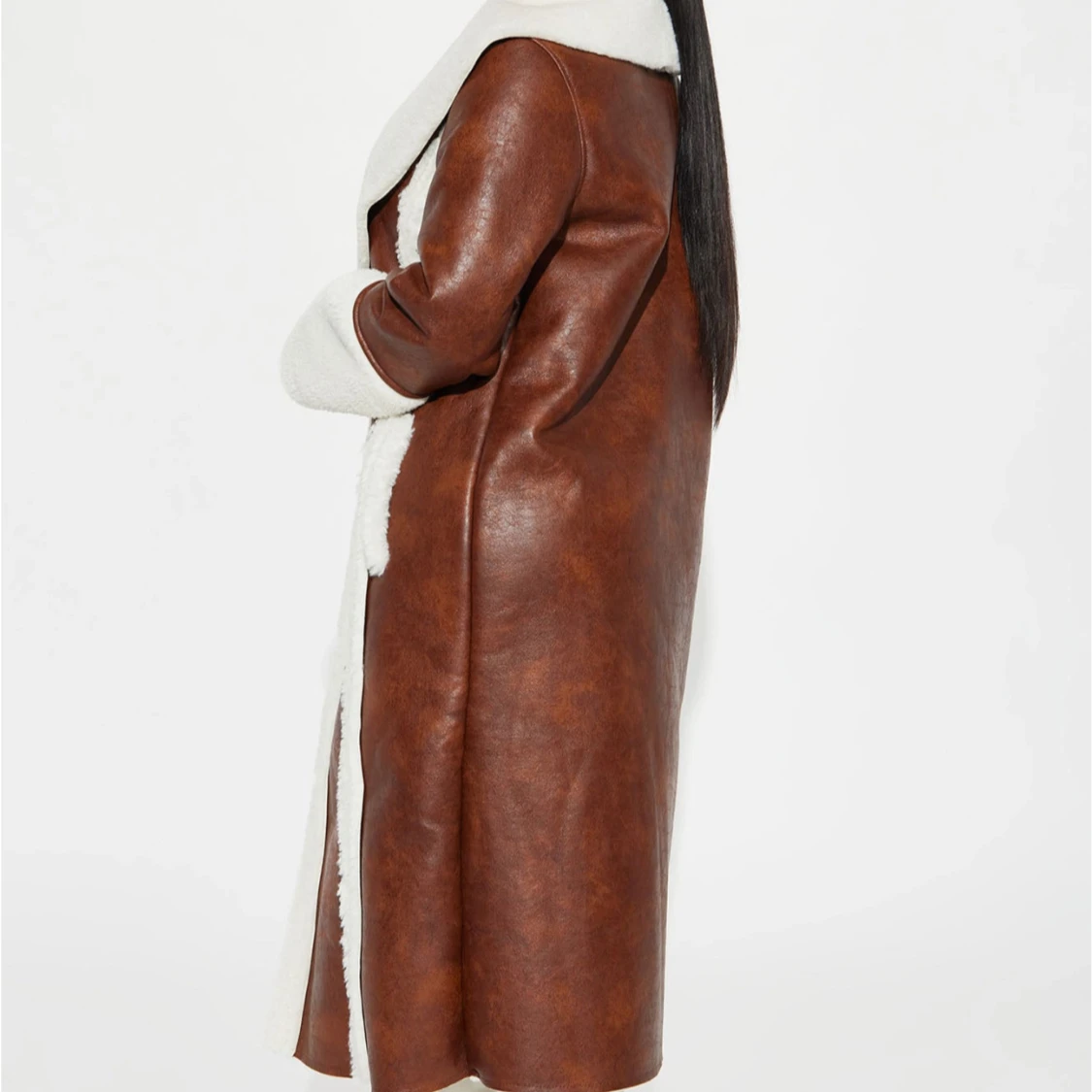 Brun lång kappa med vit fuskpäls