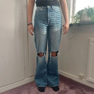 Snygga håliga jeans!! - Säljer dessa snygga blåa håliga jeansen!!🥰 De är använda fåtal gånger och är i fint skick🤗 