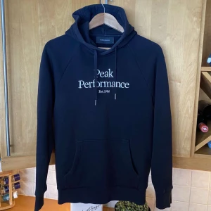 Peak Performance hoodie - Säljer då den inte kommer till användning. Superfint skick! Storlek S. 