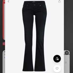 Svarta ltb bootcut jeans - Snygga svarta ltb bootcut jeans med låg midja, helt nya men de passade mig tyvärr inte, bara skriva om fler bilder osv🩷 De är lite blå som inte syns på bilden men bara skriva om fler bilder 