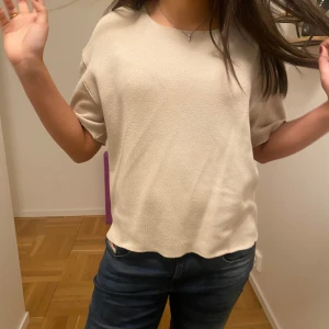 Beige kortärmad tröja💕 - Zara kortarmad tröja med en liten fläck vid kragen⭐️